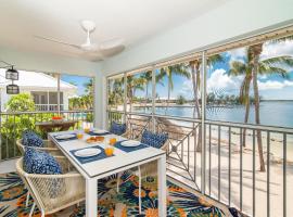Kailua - Modern Waterfront Condo with Shared Pool and Hot Tub, Short Walk to the Kaibo