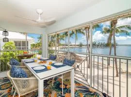 Kailua - Modern Waterfront Condo with Shared Pool and Hot Tub, Short Walk to the Kaibo