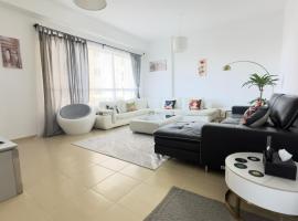 Sunny Side Luxé Holidays JBR Dubai，位于迪拜的度假屋