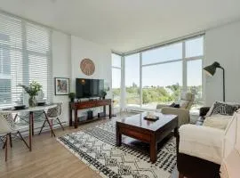 The Bohemian, min 30-Day Stay with Breathtaking Views and Home Office by Victoria Prime!