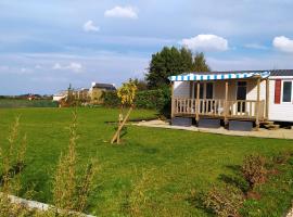 Mobil-home vue mer et campagne，位于Plounévez-Lochrist的酒店