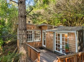 Luxury Riverview Cottage - walk to town & trails，位于Duncans Mills的酒店