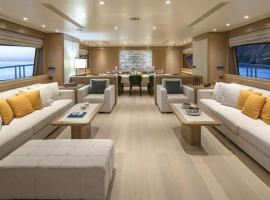 Luxury Yacht RINI V，位于雅典的船屋