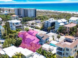 Beach Rd, 300ft to Beach Access & 500ft to Siesta Key Village, 1bdr，位于西耶斯塔岛的酒店