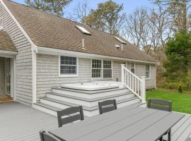 Retreat by the Hot Tub & Fire Pit, Dog-Friendly!，位于布鲁斯特的酒店