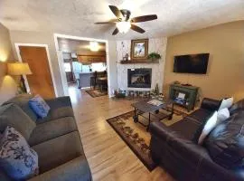 Valley Condo 125 - Prickly Pine Cone - Creekside - WiFi - Hot Tub - Fireplace - Washer - Dryer - Playground