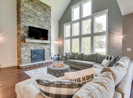 Steps From Oneida Lake Spacious Gem with Game Room!，位于Cicero的酒店