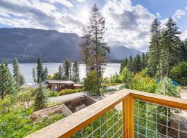 Lake Wenatchee Getaway with Water and Mountain Views!，位于莱文沃思的酒店