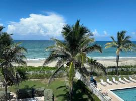 Hutchinson Island BeachFront Heated Pool Balcony Top Floor，位于詹森比奇的酒店