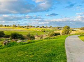 A spacious Vacation Home nearby Melbourne Airport，位于卡洛琳温泉的酒店