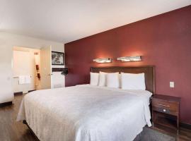 Super 8 by Wyndham Deerfield - Northbrook，位于迪尔菲尔德的酒店