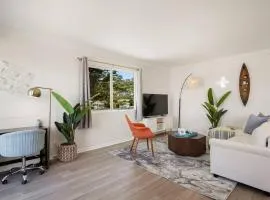 Charming 2BR 1Bath SofaBed with Mountain Sunset and Ocean Views