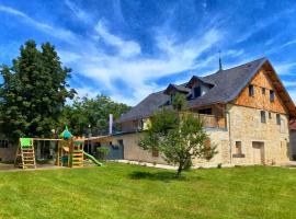 Gîte du petit ourson - Vue jardin -，位于Guyans-Durnes的酒店