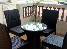 Poolside Apartment - Bliss by the Pool Candolim Goa，位于帕纳吉的酒店