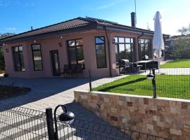 Слънчевите Къщи-село Китка，位于Kitka的酒店