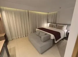 Raridade!!! Flat Particular de Alto Padrão em Hotel Novo - Ótimo Preço - Excelente Atendimento - Cama King Size - Limpeza Diária Gratuita - Condomínio do Hotel RamadAlvorada - Suíte Premium