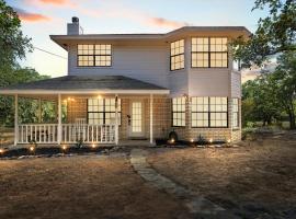Quiet 4BR Farmhouse: Ideal Family Retreat，位于Whitney的酒店