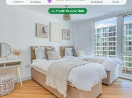 Stunning City Centre Apartment with Balcony, Free Parking, Fast Wifi and SmartTVs by Yoko Property