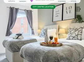 City Centre Apartment with Free Parking, Balcony, Super-Fast Wifi and Smart TV with Netflix by Yoko Property