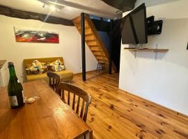 Cottage including secret garden，位于La Trinité-Porhoët的酒店