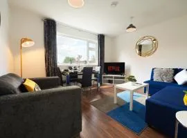 Spacious and Bright 2 Bedroom Apartment, Sleeps 6, 1st Floor with Free Parking, Business and Leisure by Jesswood Properties