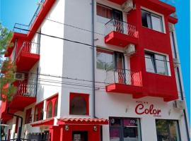 彩色酒店，位于阿塞诺夫格勒的酒店
