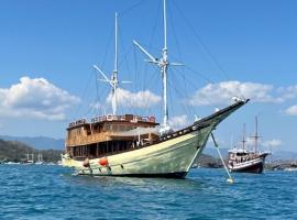 Share trip komodo 3Days 2Nigh Friday-Sunday，位于Nggorang的船屋