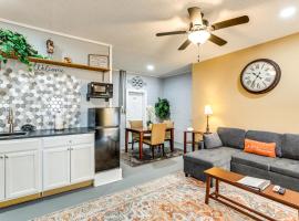 Backyard Oasis w/ Pool: Sunny Sumter Studio!，位于萨姆特的酒店