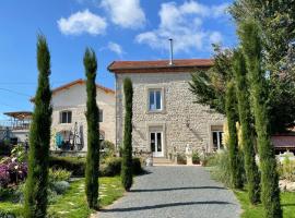 Le Domaine de la plume，位于La Gimond的带泳池的酒店