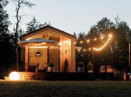 Vienis glamping - cozy and private forest house，位于Randamonys的酒店