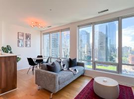 Stunning 1-Bedroom Condo in the Heart of Vancouver，位于温哥华的酒店