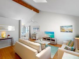 Beach Road Condo, Private Decks, Siesta Key Beach and Village Walkability，位于西耶斯塔岛的酒店