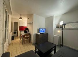 SUPERBE APPARTEMENT 2 PIÈCES AVEC GRANDE TERRASSE，位于默伦的酒店