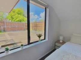 Cozy Victoria Double Room with Garden View with shared bathroom