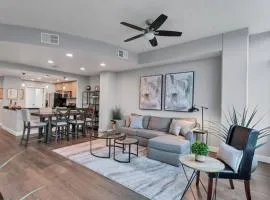 Luxury 1260sq ft 2 Bd 2BTH in DT
