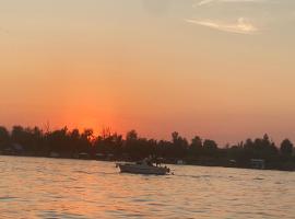 Beautiful houseboat on the Sava river，位于贝尔格莱德的酒店