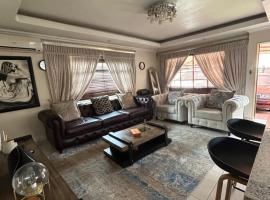 3 Bed home Nelspruit Golden Crescent，位于内尔斯普雷特的酒店