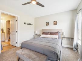 A pet friendly cozy condo in Traverse City，位于特拉弗斯城的酒店