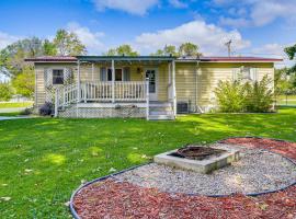 Lake Views and Fireside Bliss Cecil Cottage with Yard，位于Shawano的酒店