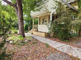 Cozy 3 Bedroom House in Downtown Ithaca，位于伊萨卡的酒店