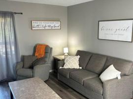 Beautiful condo-no stairs, and arcade games! 5bed，位于布兰森的酒店