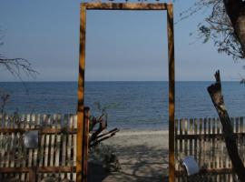 Alpas Oasis，位于Bacnotan的带停车场的酒店