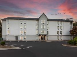 Rodeway Inn & Suites near Outlet Mall - Asheville，位于阿什维尔阿什维尔区域机场 - AVL附近的酒店