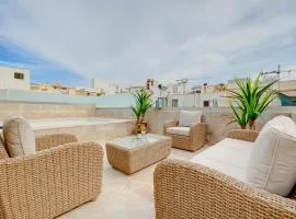 Lux Traditional Townhouse Rooftop Pool in Sliema