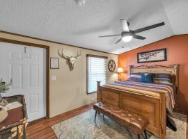 Wild Horses Suite 1 by The Lodges at Fossil Creek，位于Shay的酒店