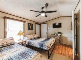 Gone Fishin' Suite 4 by The Lodges at Fossil Creek，位于Shay的酒店