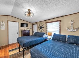 Nautical Nest Suite 2 by The Lodges at Fossil Creek，位于Shay的酒店