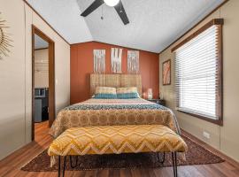Bohemian Rhapsody Suite 5 by The Lodges at Fossil Creek，位于Shay的酒店