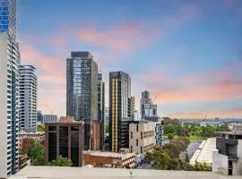 CBD Park Views Retreat with free parking - up to 4 pax