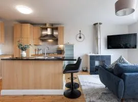 Modern Penthouse Apartment 2 Bed, 2 Bath Sleeps 6 City Centre